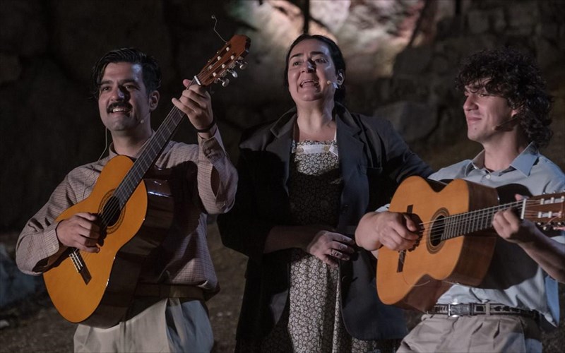 o-baggelis-theodoropoulos-fernei-tin-anatoli-sto-theatro-tou-neou-kosmou