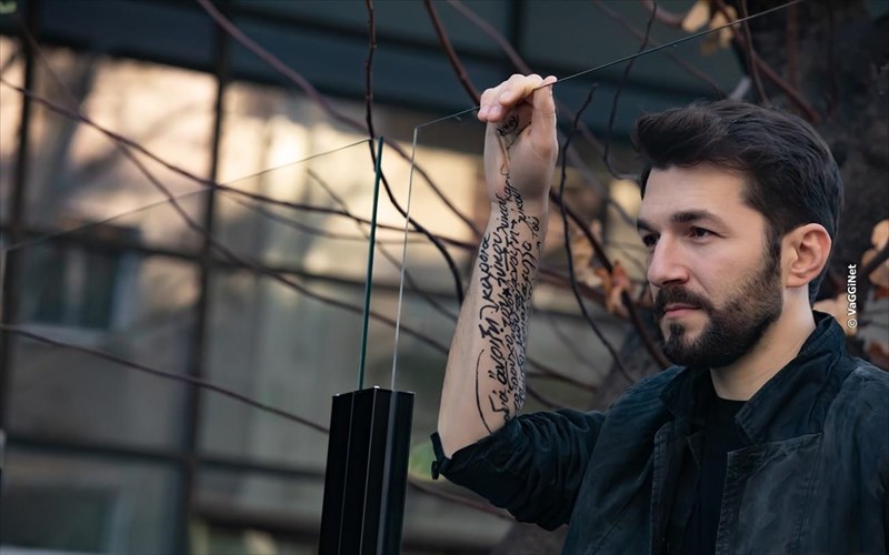 i-mousiki-parastasi-stin-odo-frunixou-ksana-epistrefei