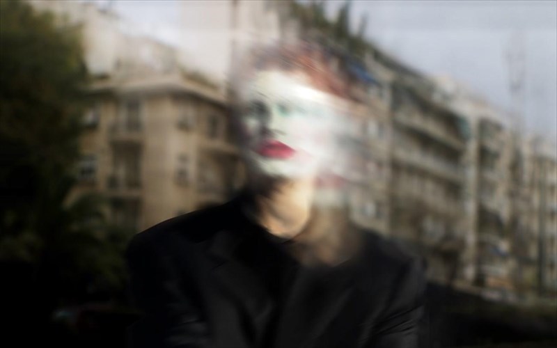 o-oikos-tis-taraxisxoros-glenti-pasarela-antistasi-kai-showsti-stegi