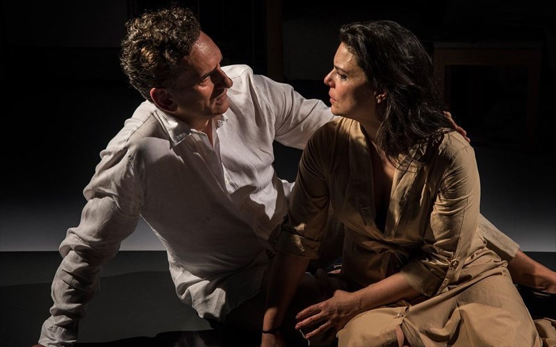 skines-apo-ena-gamo-ektulissontai-sto-dimotiko-theatro-peiraia