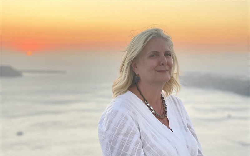 to-grace-hotel-sti-santorini-kalosorizei-ti-nea-general-manager-maria-tsagkaraki