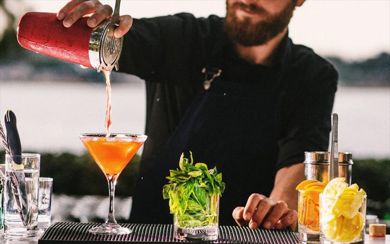 intercatering-gastronomia-kai-bar-services-to-triptuxo-gia-ena-sunarpastiko-event