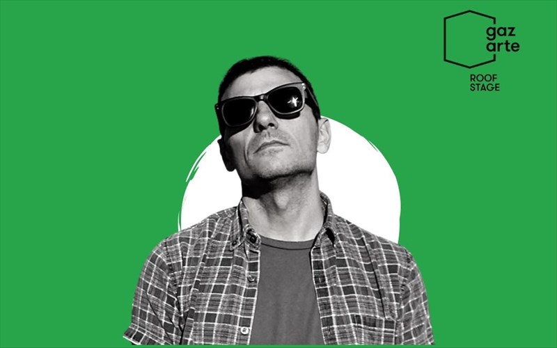 o-manolis-famellos-sunanta-tin-dimitra-galani-sto-gazarte-roof-stage