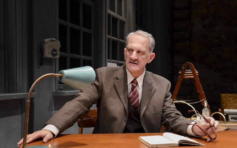 epi-klinis-kremamenos-o-poiitis-dimitris-kataleifos