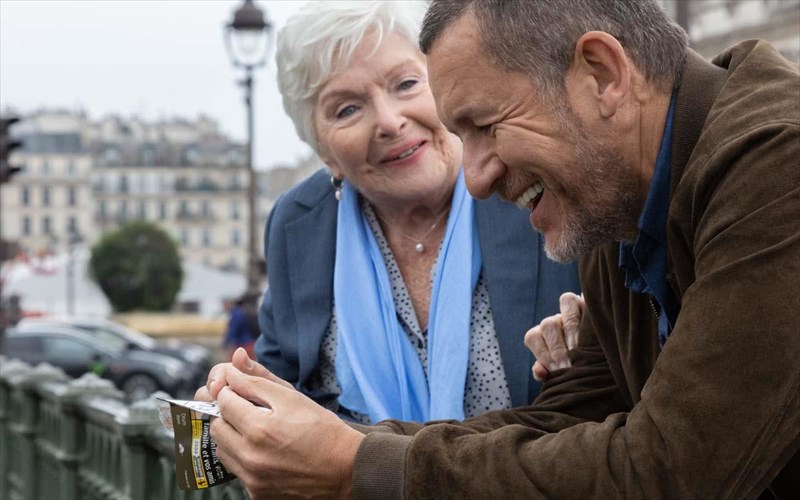 o-sofer-tis-kurias-mantlen-mas-kalei-se-mia-bolta-umno-sti-zoi-trailer