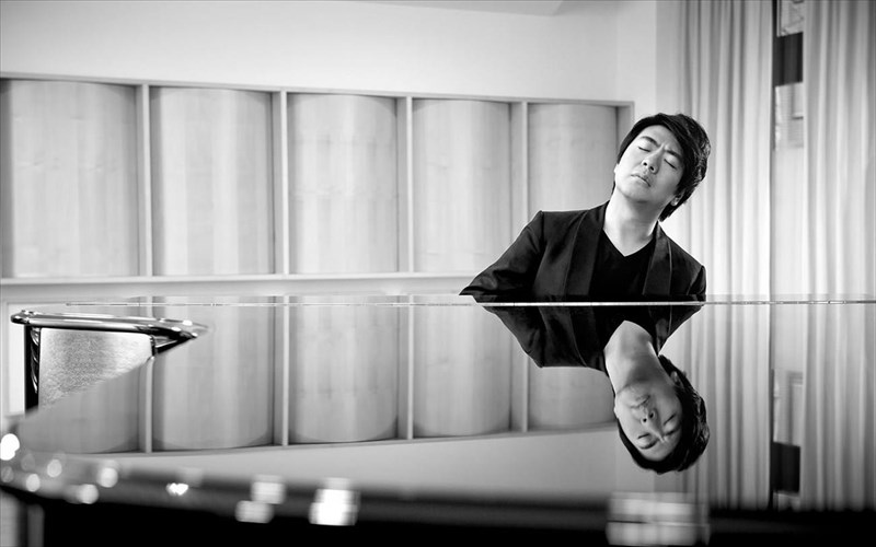 o-souper-star-tis-sugxronis-klasikis-mousikis-langk-langk-erxetai-sto-irodeio