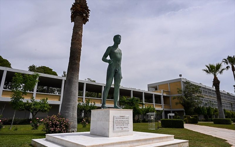 dimos-athinaion-to-agalma-tou-efibou-dorea-sti-sxoli-euelpidon