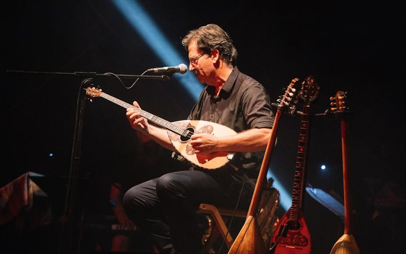 o-thanasis-papakonstantinou-fernei-to-kalokairi-sti-rizoupoli