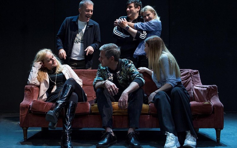 yperboles-sumbainoun-sti-skini-tou-theatrou-texnis