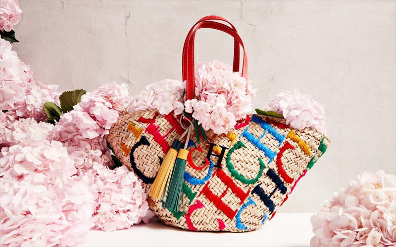 i-nea-kalokairini-koleksion-carolina-herrera-einai-akros-tropiki