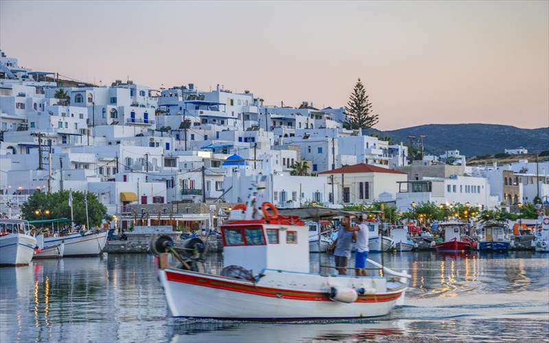i-paros-odigei-tin-koursa-tou-tourismou
