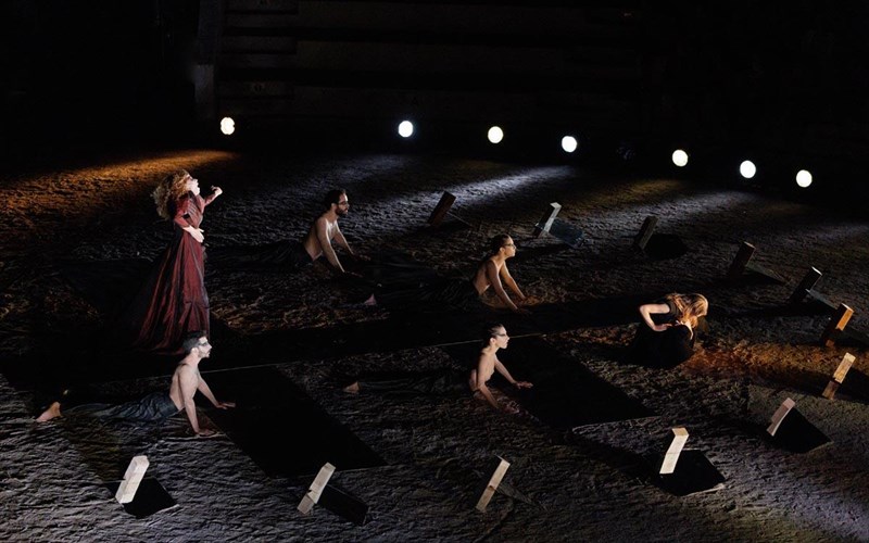 perses-i-parastasi-pou-ksexorise-epistrefei-sti-skia-ton-braxon