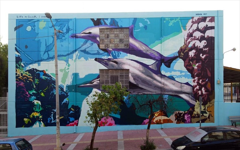 ta-delfinia-bgainoun-stin-steria-se-peiraia-kai-santorini