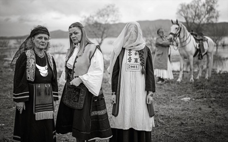 o-enke-fezollari-skinothetei-tin-ekabi-sto-theatro-attikou-alsous-katina-paksinou