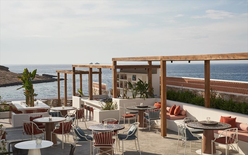 o-sef-aleksandros-tsiotinis-kai-to-olvo-epanaprosdiorizoun-ti-gastronomia-tis-parou