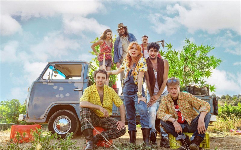 i-marixouana-tis-mamas-einai-i-kaluteri-deite-to-proto-trailer-me-ti-smaragda-karudi-kaluteri-deite-to-proto-trailer-me-ti-smaragda-karudi