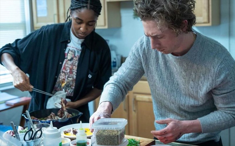 the-bear-pos-mia-seira-gia-to-fagito-ekane-viral-ena-poulober