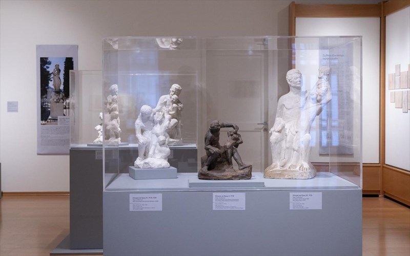 o-xalepas-epistrefei-stin-tino