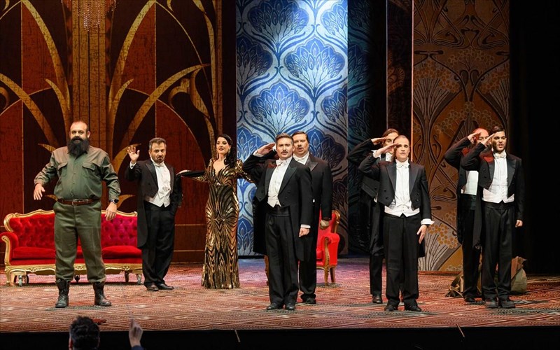 to-theatro-olumpia-menei-mazi-mas-olo-to-kalokairi-me-dorean-proboles