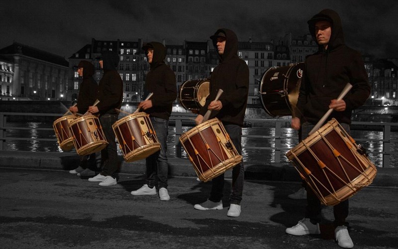 stratiotikes-mpantes-filarmonikes-kai-drumlines-apolo-ton-kosmo-mazeuontai-sti-dionusiou-areopagitou