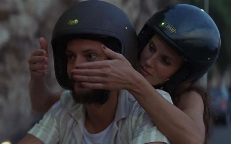 kamouflaz-prodosia-kosmopolitiki-poluteleia-kai-pathiasmenoi-erotes-sta-therina