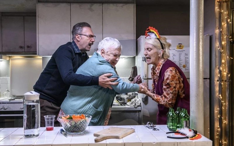 o-konstantinos-markoulakis-fernei-to-the-humans-sto-theatro-mousouri