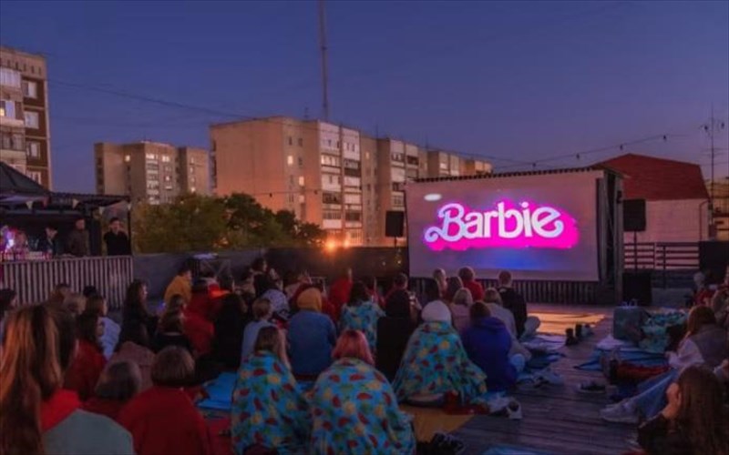 i-xora-pou-diorganonei-paranomes-proboles-tis-barbie