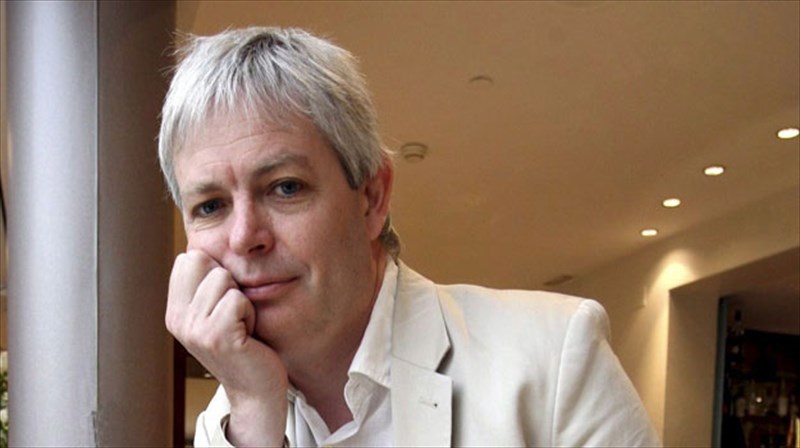 tzonathan-koou-to-bretaniko-xioumor-enantion-tis-krisis