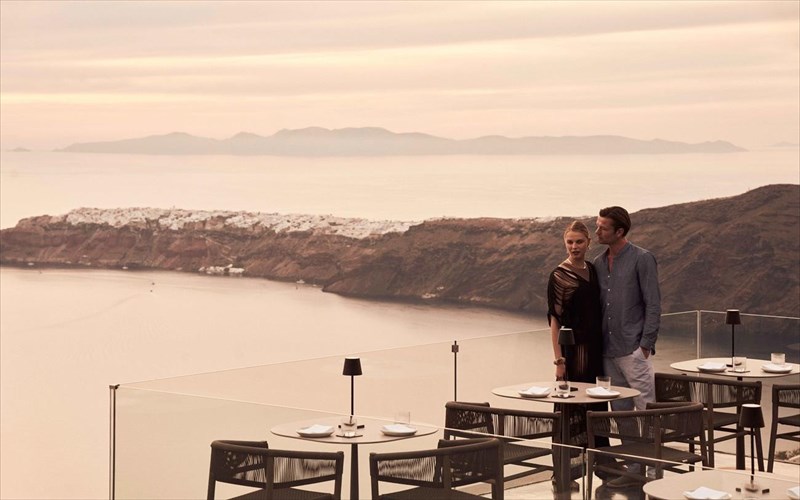 to-mavro-restaurant-upodexetai-ta-ifaisteia-2023-sto-pio-atmosfairiko-mpalkoni-tis-santorinis