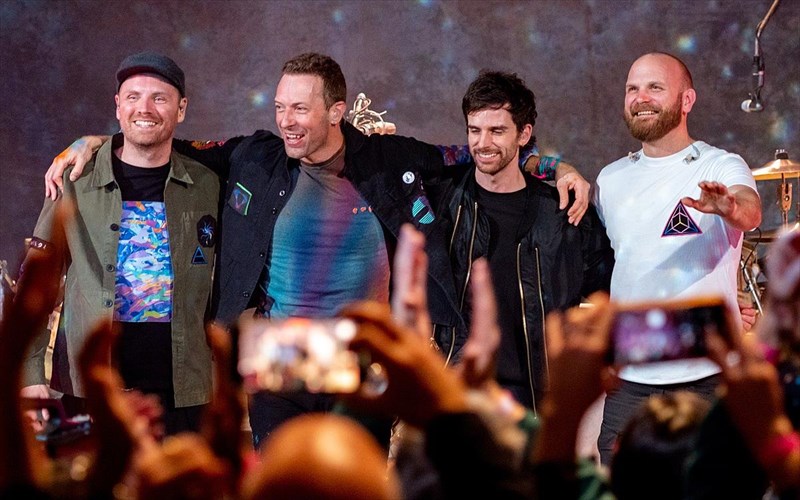 ston-aera-oi-emfaniseis-ton-coldplay-sto-oaka-ti-apanta-i-diorganotria-etaireia-diorganotria-etaireia