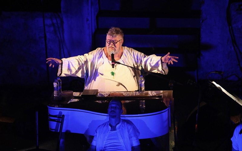 eros-anikate-maxan-o-erotikos-kraounakis-sto-irodeio