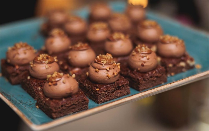 to-deipnosofistirion-kai-to-holy-llama-uposxontai-nees-gastronomikes-peripeteies