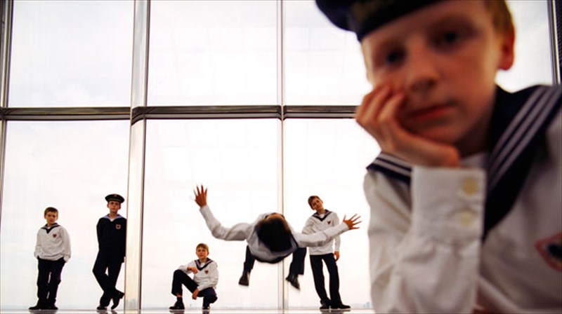 xristougenna-sto-megaro-me-100-agoria-apo-ti-bienni