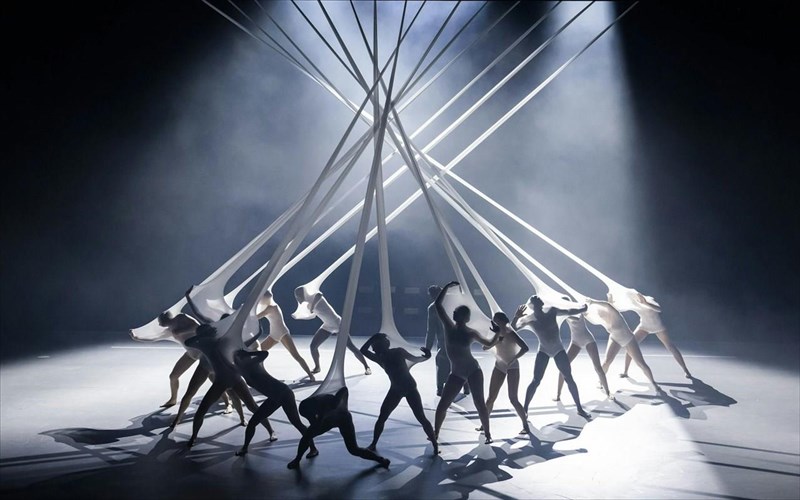 to-matrix-paramenei-epikairo-kai-anebainei-stin-theatriki-skini-tou-mantsester