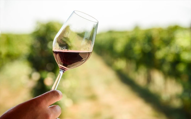 50-great-greek-wines-auta-einai-ta-ellinika-krasia-pou-ksexorisan-gia-to-2023