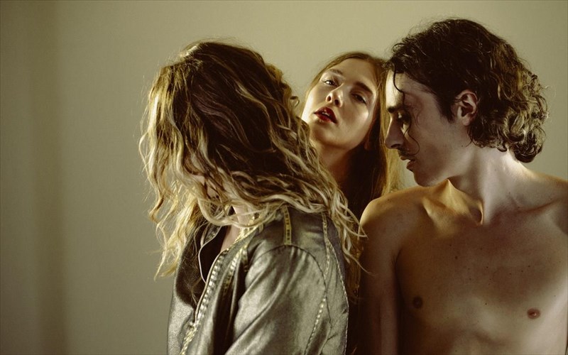 parafora-oi-bijoux-de-kant-akrobatoun-sto-lemonodasos-tou-kosma-politi