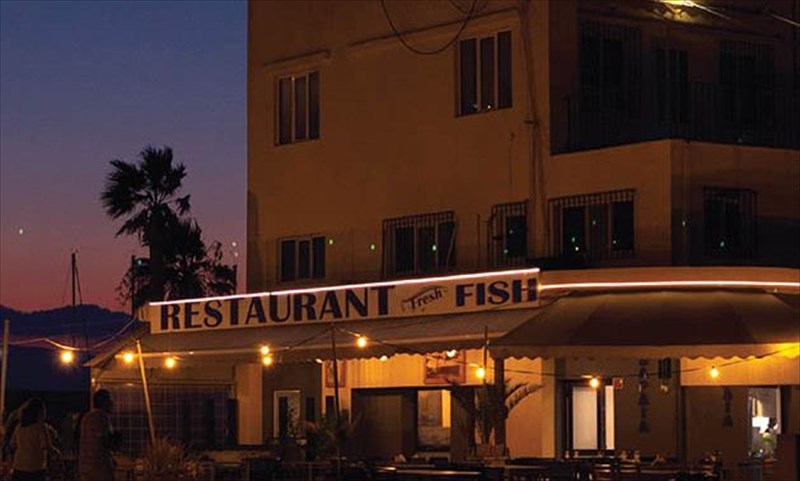 radiokasetofono-i-noubela-tou-iakobou-anufantaki-epistrefei-se-mia-alli-epoxi