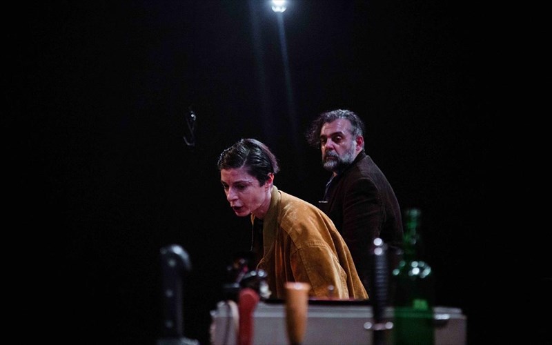 eidame-tin-parastasi-arkoudoraxi-sto-theatro-thiseion