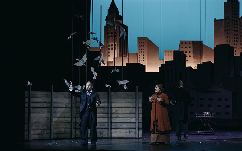 oi-astrapes-fotizoun-to-kpisn-me-mia-spoudaia-sugxroni-opera