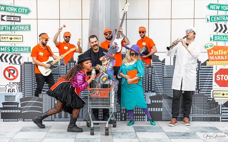 ta-xristougenna-tou-karagkiozi-sti-nea-yorki-erxontai-kai-sto-megaro