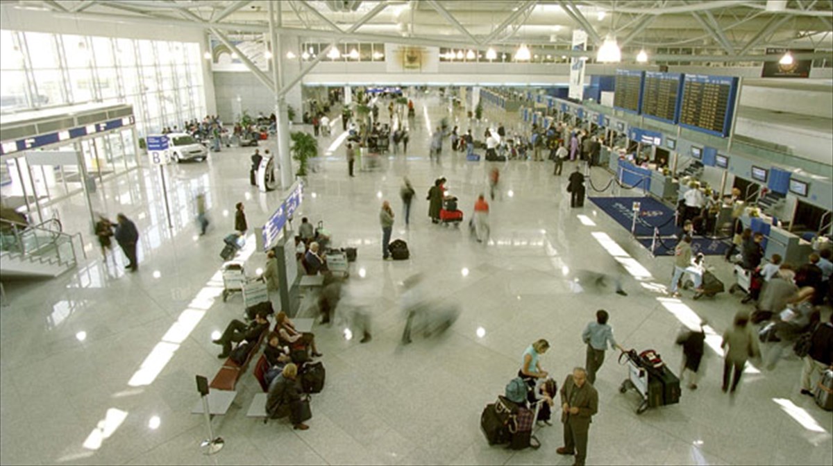 nees-upiresies-apo-to-diethnes-aerodromio-athinon-enopsei-eortastikis-periodou