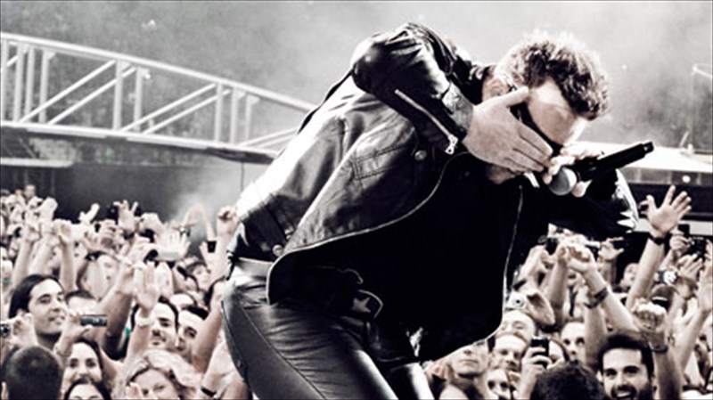 i-sunaulia-ton-u2-mesa-apo-ton-fotografiko-fako