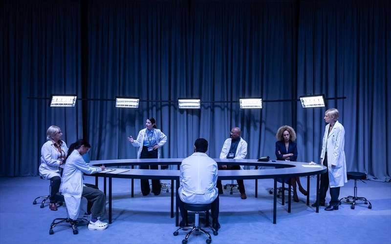 eidame-tin-parastasi-the-doctor-se-skinothesia-katerinas-euaggelatou