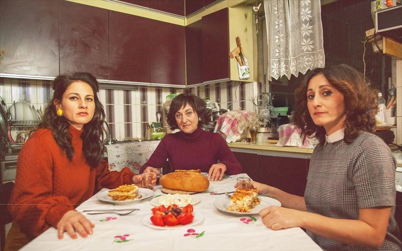 malo-mome-mikro-koritsi-mia-noubela-zontanteuei-sto-theatro-metaksourgeio