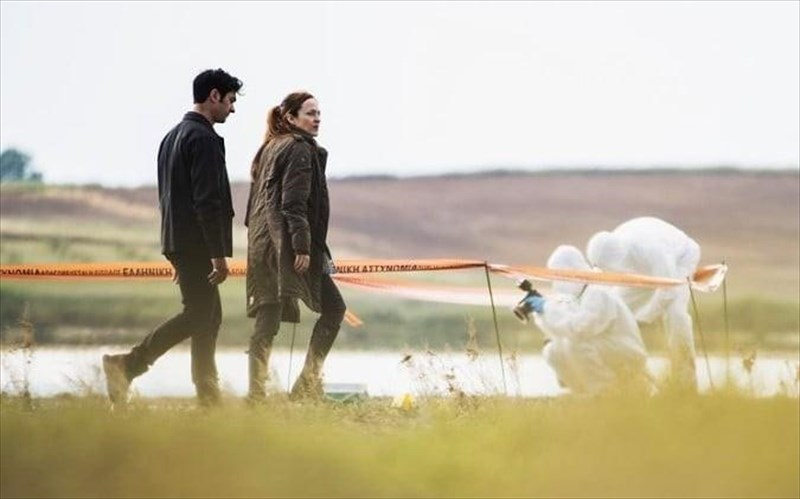 sose-me-i-elliniki-seira-tou-netflix-ksekina-to-taksidi-tis