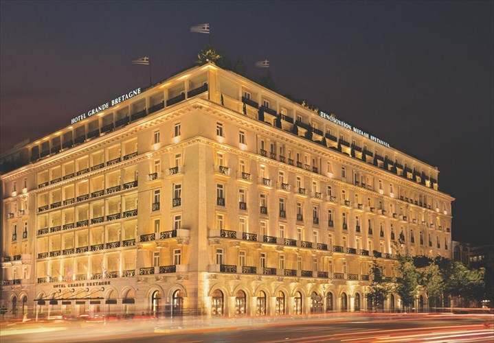 i-megali-bretannia-kleinei-ta-150-kai-sunexizei-me-grand-empeiries