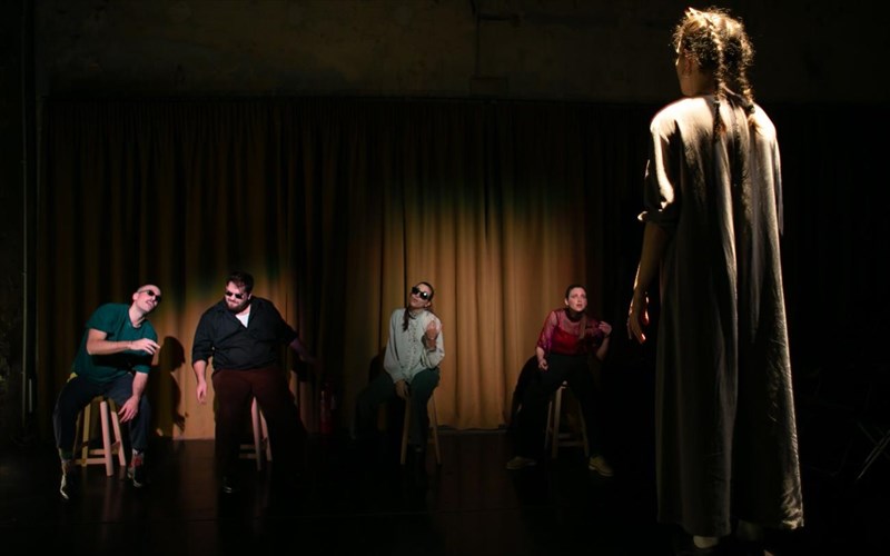 i-erotiki-zoi-ton-zoon-pente-ksekardistikes-i-kai-oxi-istories-sumperilipsis-sti-theatriki-skini