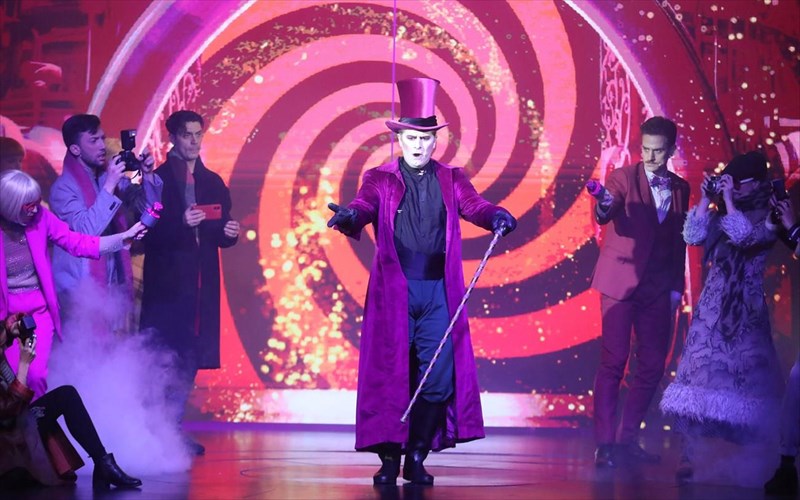 lamperi-bradia-theatrou-gia-to-diethnes-musical-o-tsarli-kai-to-ergostasio-sokolatas