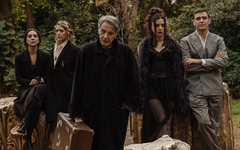 alifeira-to-dimotiko-theatro-peiraia-mas-sustinei-miaeksofreniki-pikri-komodia