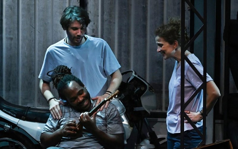 diagonismos-kerdiste-diples-proskliseisgia-tin-parastasistelios-kasongkostoepi-kolono